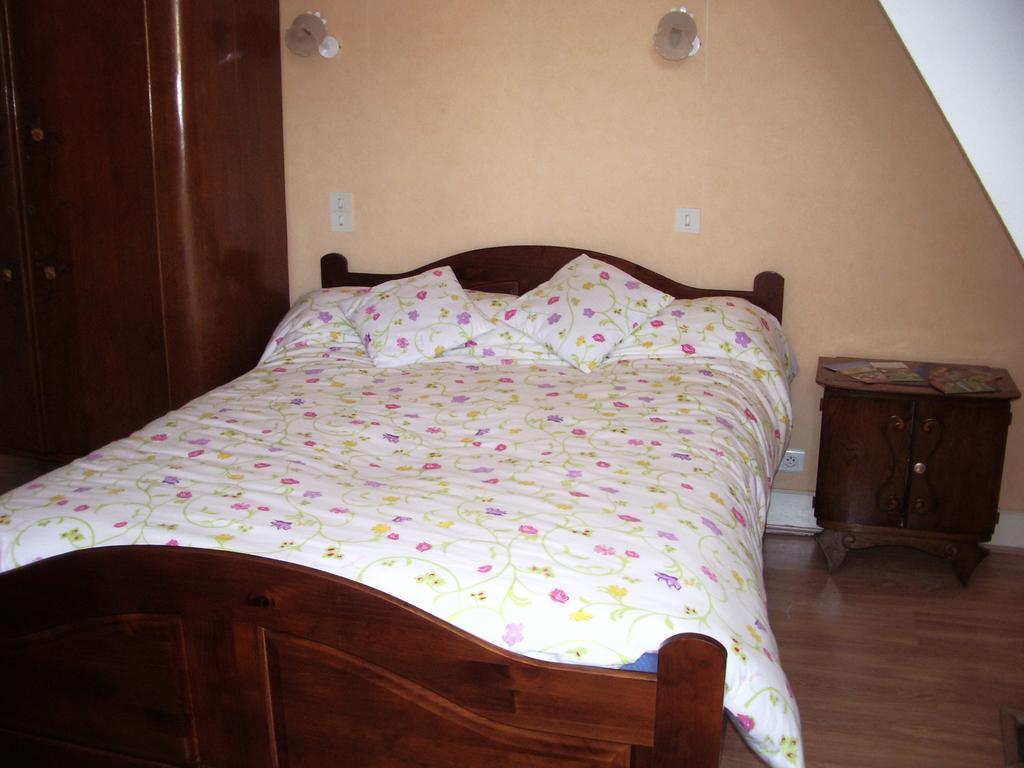 Les Glycines Bed & Breakfast Plaimpied-Givaudins Exterior photo