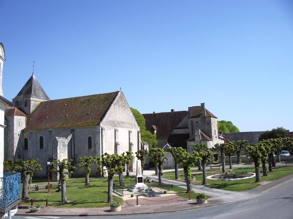 Les Glycines Bed & Breakfast Plaimpied-Givaudins Exterior photo
