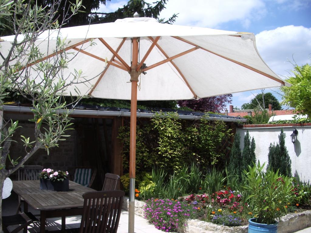 Les Glycines Bed & Breakfast Plaimpied-Givaudins Exterior photo